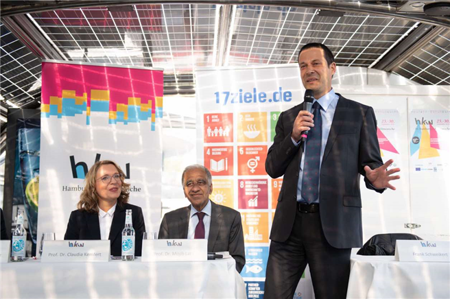 Frank Schweikert eröffnet die Klimawoche mit einer Pressekonferenz auf dem Solarschiff Alstersonne – links im Bild Klimaforscher Mojib Latif, rechts 'Miss Energiewende' Claudia Kemfert vom DIW © Hamburger Klimawoche/Rainer Jensen