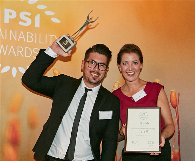 Corinna Laudner, Teamleitung Vertrieb memo Werbeartikel (re.), und Christian Kalb, Produktmanagement memo Werbeartikel (li.), freuen sich über den Gewinn der PSI Sustainability Awards 2018. (Copyright: @ Behrendt und Rausch)