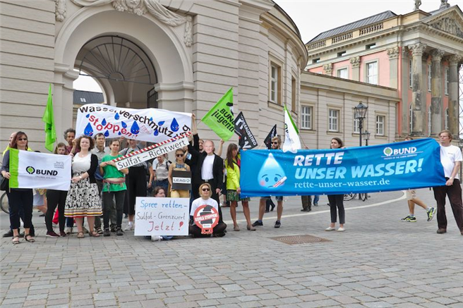 Die BUND-Kampagne mit dem Motto 'Rette unser Wasser', fordert einen konsequenten Wasserschutz auf EU-Ebene und in Deutschland © Mario Sitte/BUND Brandenburg