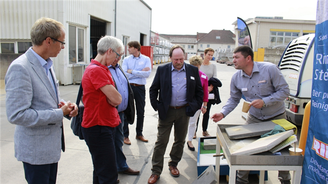 Besucher informieren sich bei der Werksführung über Nachhaltigkeit bei Rinn. © Rinn GmbH
