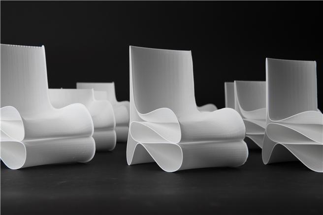 So stylisch könnten die Design-Sessel aus Plastikflaschen sein, die der Roboterarm 3-D druckt. © Moritz Wesseler