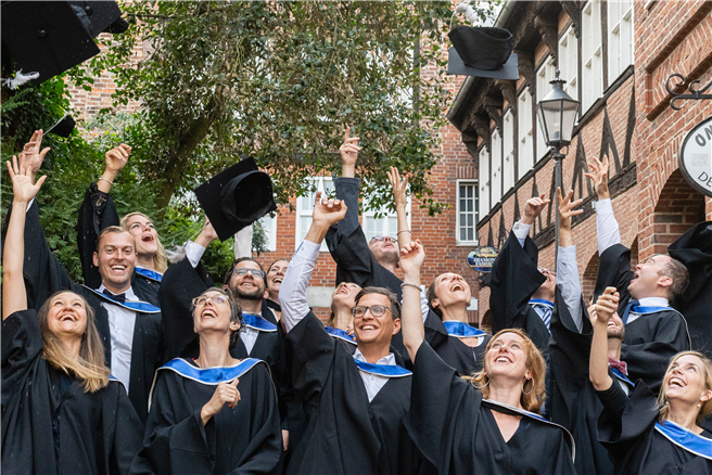 28 Studierende des MBA Sustainability Management haben dieses Jahr erfolgreich ihren MBA-Abschluss geschafft. © Leuphana Universität Lüneburg