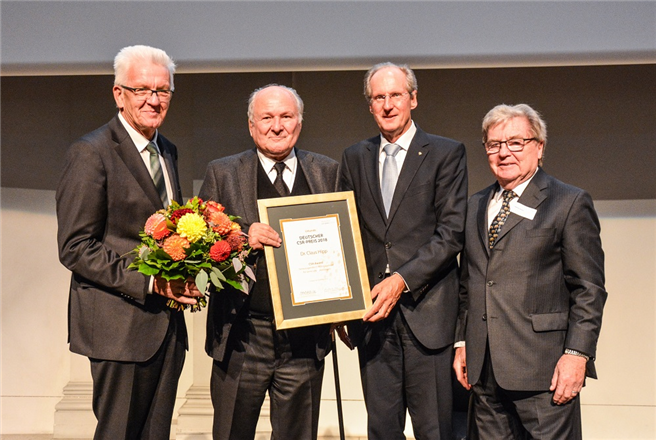 v.l.n.r.: Winfried Kretschmann, Ministerpräsident von Baden-Württemberg; Prof. Dr. Claus Hipp, persönlich haftender Gesellschafter der HiPP Gruppe; Prof. Dr. Wolfgang Schuster, Jury-Leitung des Deutschen CSR-Preises; Prof. Dr. h.c. Matthias Kleinert, Ehrenvorsitzender des Deutschen CSR-Forums. © HIPP