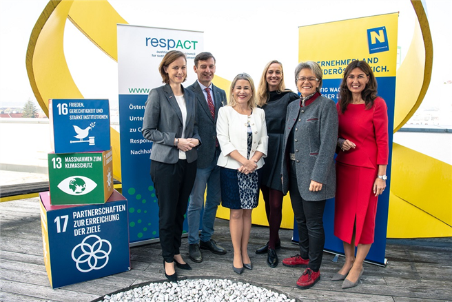 Mariana Kühnel (Stv. Generalsekretärin WKÖ), Herbert Schlossnikl (respACT-Vorstand & Geschäftsführer Vöslauer Mineralwasser GmbH), Ursula Simacek (respACT-Präsidentin & CEO SIMACEK Facility Management Group), Daniela Knieling (respACT-Geschäftsführung), Petra Bohuslav (NÖ Wirtschaftslandesrätin), Nicole Brandes (Keynote CSR-Tag 2018) © Gebrüder Pixel / www.gebruederpixel.at