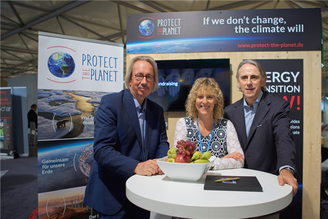 Die drei Gründer der NGO 'Protect the Planet' auf der UN-Klimakonferenz 2017 in Bonn: Unternehmerin Dorothea Sick-Thies (Mitte), Filmemacher Carl-A. Fechner (links) und der Netzwerker Markus Gohr (rechts). © Protect the Planet