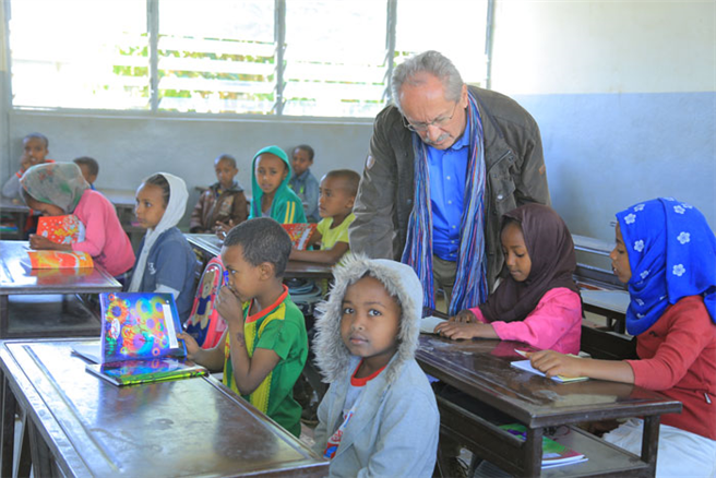 Christian Ude zu Besuch in einer dritten Klasse in Borena in einer von Menschen für Menschen gebauten Schule © Stiftung Menschen für Menschen