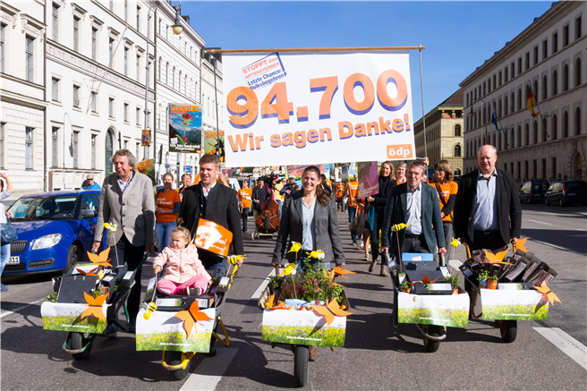 Beim 'Danke-Zug' zum Innenministerium (v. r.): Der bayerische ÖDP-Chef Klaus Mrasek, Volksbegehren-Sprecher Bernhard Suttner, ÖDP-Landtagsspitzenkandidatin Agnes Becker, der Münchner Stadtrat Tobias Ruff und Karl Schweisfurth brachten mit vielen Unterstützern fast 100.000 Volksbegehren-Unterschriften in Schubkarren zur Einreichung. © ÖDP