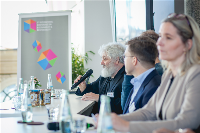 Auf der Pressekonferenz beantworteten Experten aus Wissenschaft und Wirtschaft Fragen zur Umsetzung von CSR an Hochschulen und in Unternehmen. Sie zeigten Hindernisse und große Chancen auf. © manorlux.de