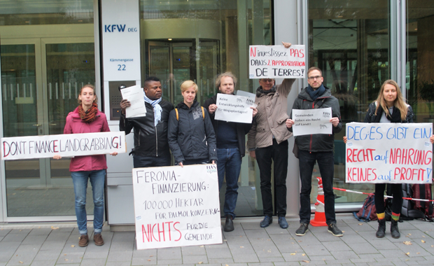 Protestaktion von RIAO (DR Kongo), FIAN und urgewald zur Beschwerde gegen ein DEG-Projekt in der DR Kongo, vor der DEG-Zentrale in Köln. Foto: FIAN/urgewald 