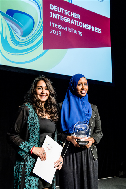 1.Preis: Space2groW. Zeina Massaad (links) und Anab Mohamud (rechts) des Projektes Space2groW © Hertie-Stiftung/Peter van Heesen