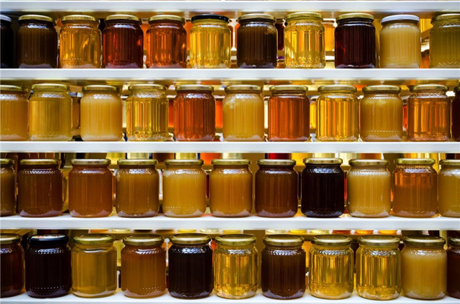 Honig ist nicht nur ein begehrtes Lebensmittel, sondern auch Bestandteil vieler Hausapotheken und einiger Medizinprodukte. © Mellifera e. V.
