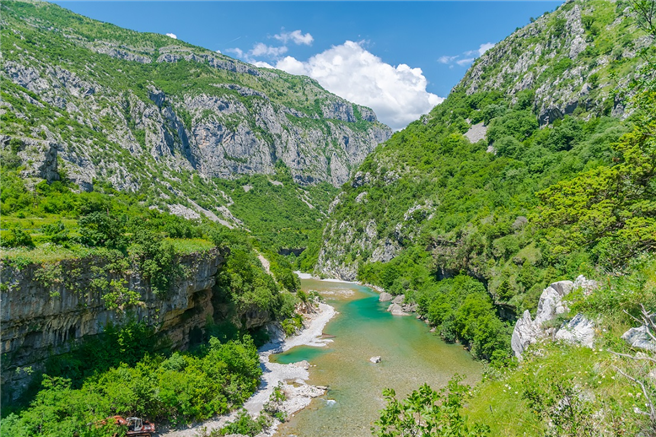 Die Moraca in Montenegro ist einer der wertvollsten Flüsse Europas für Fische und andere Lebewesen. Der gesamte Lauf soll laut Öko-Masterplan zur Tabuzone für Wasserkraftwerke erklärt werden. © Sergey Lyashenko