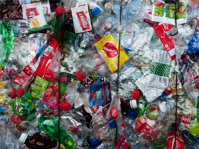 Plastikflaschen gehören zum Alltag - ginge es auch ohne? © pixabay, Hans