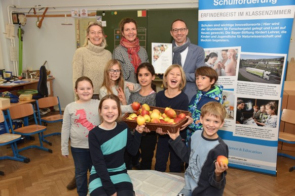 Bayer-Stiftung unterstützt Grundschule beim Anlegen einer Streuobstwiese mit 6.000 Euro © Bayer Aktiengesellschaft
