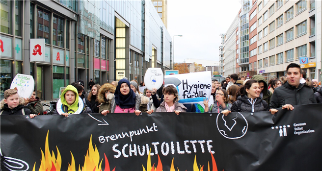 Berliner Schüler demonstrieren für bessere Schultoiletten weltweit. © German Toilet Organization e.V. (GTO) 