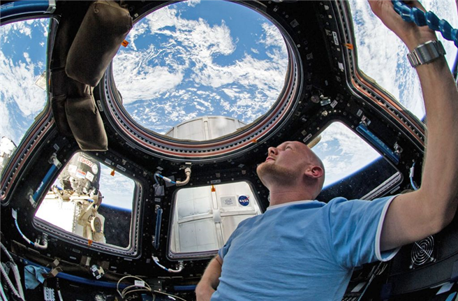 Alexander Gerst blickt im Cupola Aussichtsmodul der ISS auf die Erde. © NASA