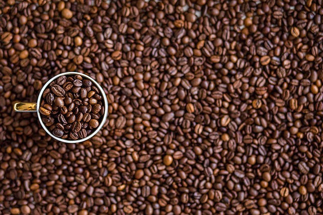 Immer weniger Wertschöpfung auf dem globalen Kaffeemarkt verbleibt tatsächlich in den Anbauländern. © Negative-Space, pixabay.com