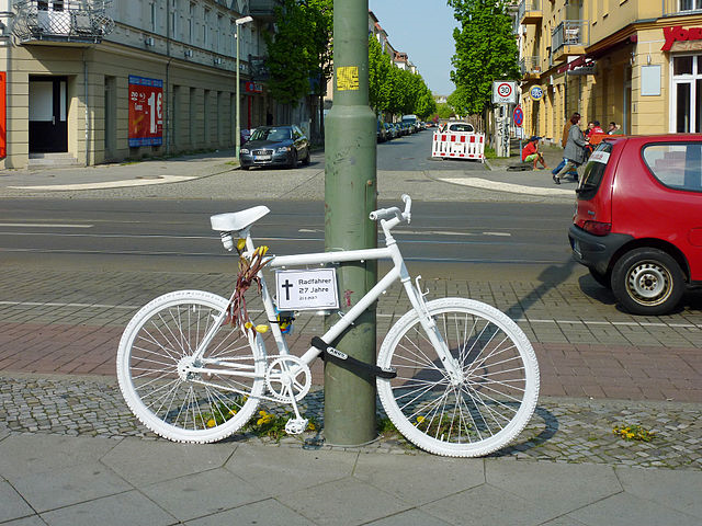  'Ghost Bikes' kennzeichnen als Mahnmale Stellen, an denen ein Fahrradfahrer im Straßenverkehr ums Leben gekommen ist und dienen allen Verkehrsteilnehmern als Gefahrenhinweis. © Lotse / Creative Commons CC-by-sa-3.0 de