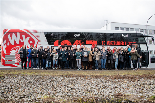 Einige Mitarbeiter nutzten das Angebot von FLYERALARM, im Bus der Würzburger Kickers zum Rathaus zu fahren und sich dort in die Unterschriftenliste für das Volksbegehren Artenvielfalt einzutragen. © FLYERALARM