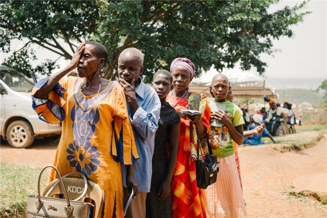 NIURE ermöglicht es den Menschen in Uganda, direkt vor Ort angepasste und leistbare Brillen zu erhalten und Zugang zu regelmäßigen Fehlsichtigkeitsmessungen. Entsprechend groß ist der Andrang. © Gregor Kuntscher