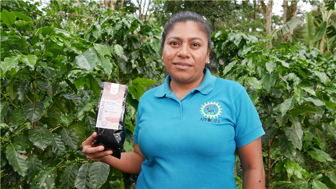 Die Kaffeebäuerinnen können ihre Chancen durch Weiterbildung erhöhen. © GEPA – The Fair Trade Company/A. Welsing