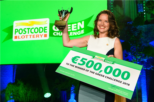 Vorjahres-Siegerin Anne Marieke Eveleens mit ihrem Scheck über 500.000 Euro für ihr grünes Startup The Great Bubble Barrier. © Postcode Lotterien 