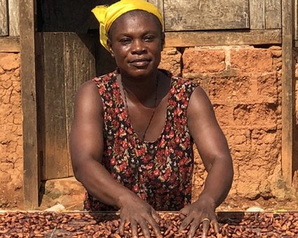 Mit 55 Prozent Kakao aus Ghana ist 'Die Milde' eine dunkle Milchschokolade. Die Kakaobäuerin in Ghana verarbeitet die Kakaobohnen. © Alfred Ritter GmbH & Co.KG
