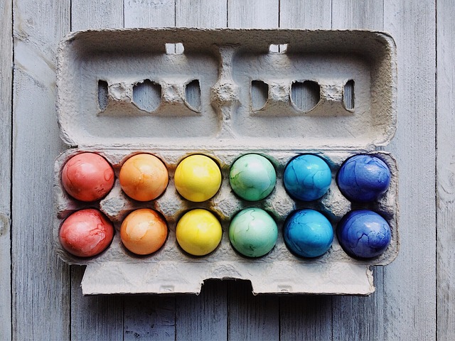 Gefärbte Eier dürfen ohne jegliche Angabe von Legedatum, Legeort und Haltungsform verkauft werden. © Wokandapix, pixabay.com