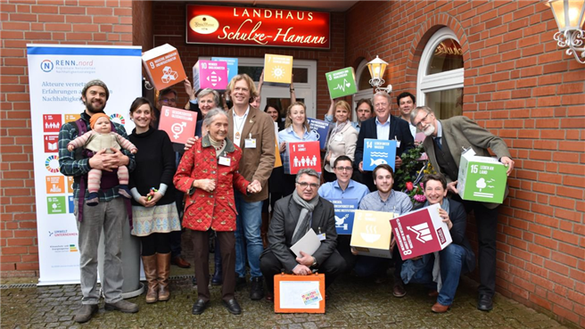 Staatssekretärin Erdmann (r.) mit den Preisträger*innen. Das Team vom Landhaus Schulze-Hamann fehlt. © IHK / Tietjen