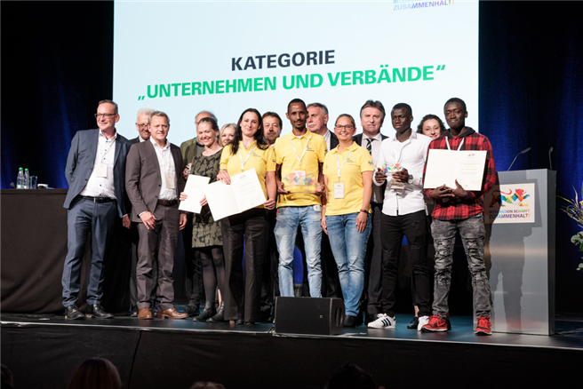 Die 'Unternehmer-Initiative Bleiberecht durch Arbeit' wurde mit dem Anerkennungspreis in der Kategorie 'Unternehmen und Verbände' geehrt. © VAUDE Sport GmbH & Co. KG