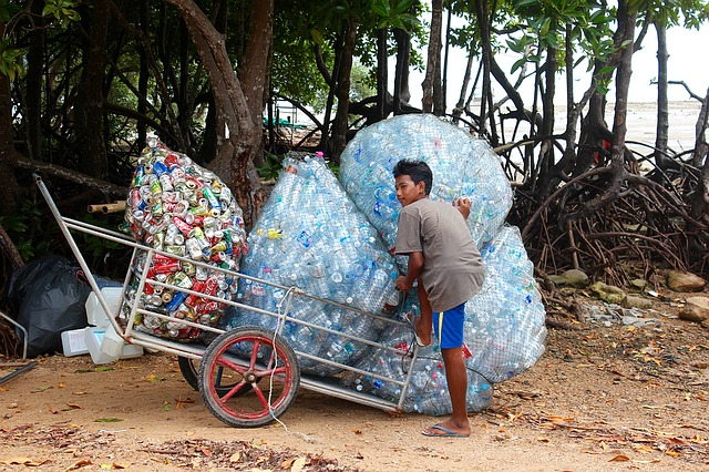 Minderwertige und schadstoffhaltige Abfälle haben in Schwellen- und Entwicklungsländern nichts zu suchen. @ 3dman_eu, pixabay.com