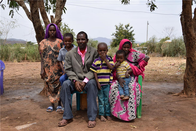 Mit ihren fünf Kindern lebt die Familie Guyo in einem Dorf im Norden Kenias, in der Nähe zur äthiopischen Grenze. Die Familie ist sehr besorgt um die Gesundheit und das Leben ihrer Kinder, die unter den häufigeren und extremeren Hitzewellen zu leiden haben. Während der Hitzeperioden, wenn die Temperaturen auf über 40 °C steigen, haben die Kinder unterschiedliche gesundheitliche Probleme. © Protect the Planet