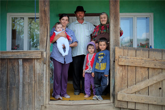 Die Familie Vlad lebt in den rumänischen Karpaten auf 700 Metern Höhe. Die Viehbauern bestätigen, dass sie dem Risiko ausgesetzt sind, ihren familiär geführten Bauernhof, ihr Vieh und ihre traditionelle Familienarbeit aufgrund von steigenden Temperaturen, Dürren und Wassermangel in ihrer Region zu verlieren. © Protect the Planet