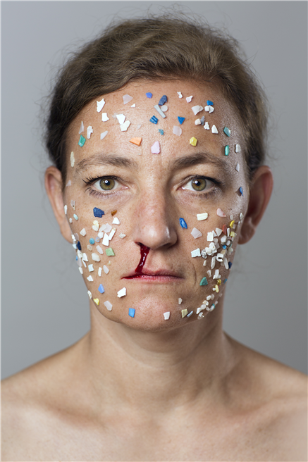 Mit dem Kunstwerk 'Microplastics II' von Swaantje Güntzel soll auf die Dringlichkeit des Problems hingewiesen werden. © Henriette Pogoda
