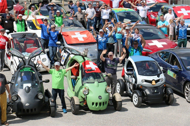 Rund 64 E-Fahrzeuge, darunter auch 8 E-Bikes und 8 E-Motorräder, sind dieses Jahr in Reinach bei Basel zur grössten E-Mobil-Rallye der Welt gestartet. © Zero Race GmbH