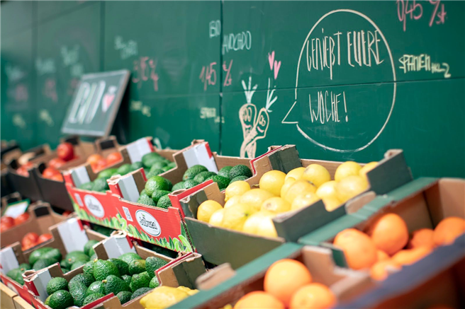 Gerettetes Obst und Gemüse, welches im Rettermarkt angeboten wird © SIRPLUS