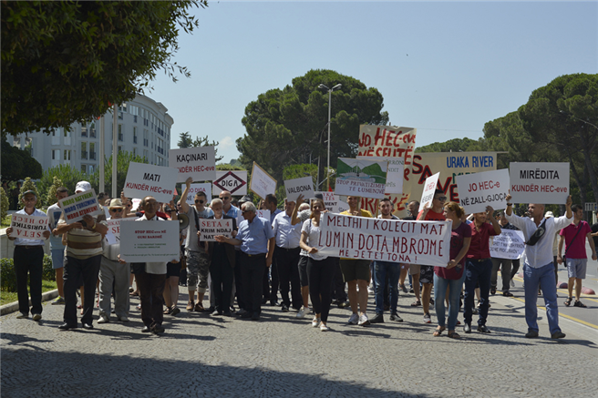 Am 6. Juli begannen die Proteste mit einer Kundgebung in Tirana. © EcoAlbania