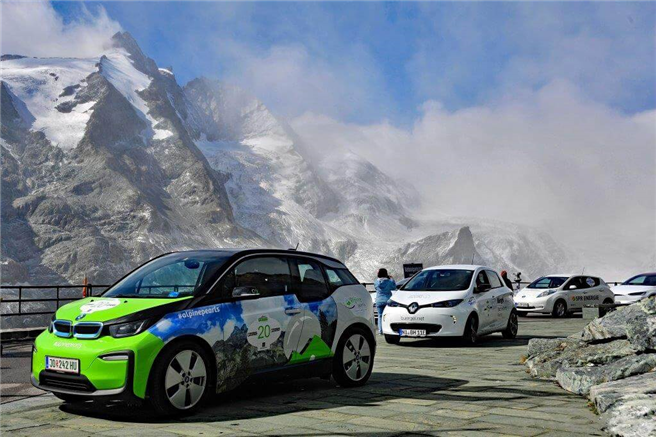 Mit 7 Elektroautos gilt es 1600 Kilometer zu überwinden und 6 Alpenländer zu durchqueren – und all das ohne die Umwelt mit CO2 zu belasten. © Alpine Pearls 