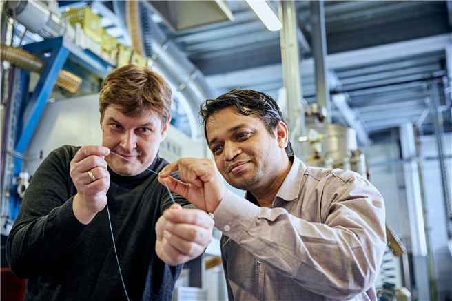Wissenschaftler Pavan Manvi von der RWTH Aachen University (rechts) und Forscher Dr. Jochen Norwig von Covestro mit dem Prototyp einer Kunststofffaser aus CO2. © Covestro