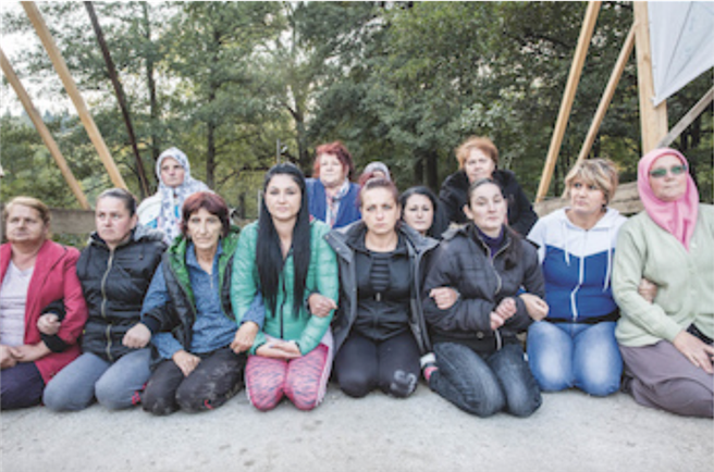 Vereinigt gegen Wasserkraft: Mehr als 500 Tage und Nächte haben Frauen im bosnischen Bergland nahe der Ortschaft Kruscica eine Brücke besetzt und so den Bau von zwei Wasserkraftwerken verhindert. © Andrew Burr