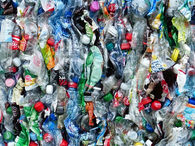 Um aus bereits verwendeten Verpackungen, die über den gelben Sack gesammelt werden, Recyclingmaterial zu gewinnen, muss ein großer technischer Aufwand betrieben werden. © Hans, pixabay