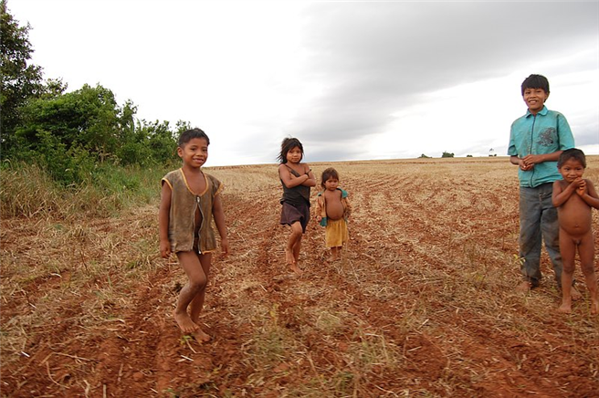 Kinder auf abgeerntetem Feld, ©FIAN