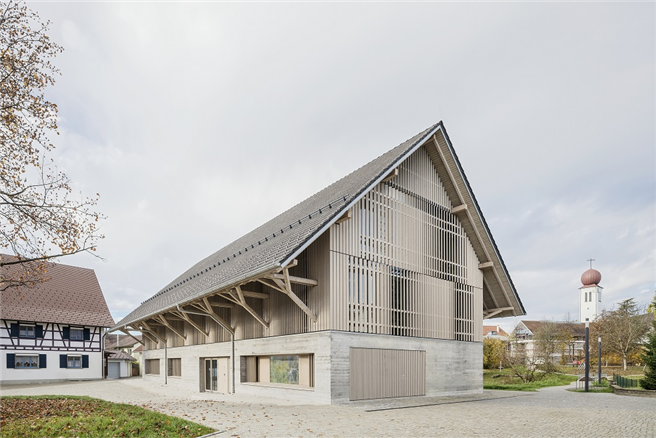 Die Bücherei Kressbronn am Bodensee stellt ein beispielhaft gutes Gebäude für hochwertige und zugleich nachhaltige Architektur im ländlichen Raum dar. © Brigida González