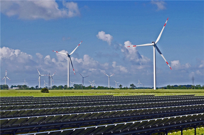 Obwohl Strom aus Solar- und Windanlagen immer günstiger wird, ist der Ausbau der erneuerbaren Energien weiterhin auf politische Unterstützung angewiesen. © hpgruesen, pixabay.com