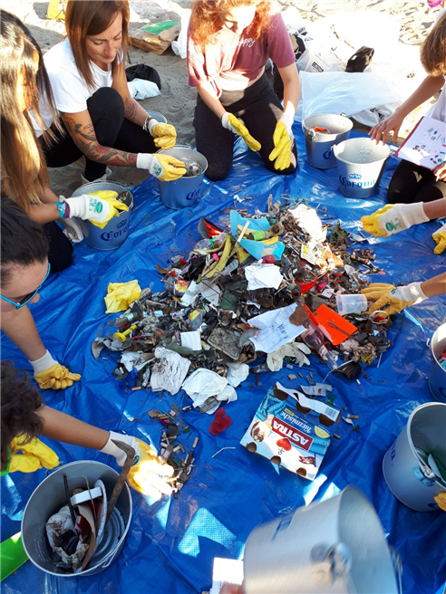 Anlässlich des International Coastal Cleanup Day und World Cleanup Day hat in Hamburg die ortsansässige NGO SAMEoceans gemeinsam mit 60 Freiwilligen den Elbstrand vom Müll gereinigt. © SAMEoceans