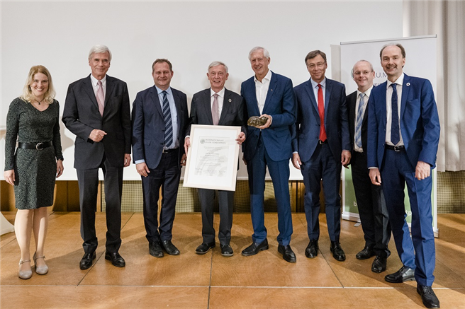 Verleihung des Internationalen B.A.U.M.-Sonderpreises an Prof. Dr. Horst Köhler, Bundespräsident a.D.: Tina Teucher (B.A.U.M.), Prof. Dr. Michael Otto (Otto Group), Senator Jens Kerstan (Freie und Hansestadt Hamburg), Bundespräsident a.D. Prof. Dr. Horst Köhler, Prof. Dr. Maximilian Gege (B.A.U.M.), Hans-Ulrich Schatz (Ulrich Walter GmbH/Lebensbaum), Dieter Brübach (B.A.U.M.), Martin Oldeland (B.A.U.M.) © Simon Veith