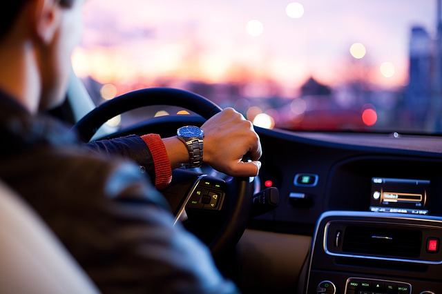 Eine UBA-Studie zum Mobilitätsverhalten jüngerer und älterer Menschen zeigt, dass junge Menschen heute kaum weniger stark auf das Auto ausgerichtet sind als früher. © Free-Photos, pixabay.com