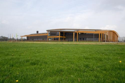 Im Industriegebiet 'Stepelerveld' in Haaksbergen liegt Uzin Utz Nederland mit der grünsten Fabrik der Niederlande. Sie vereint ressourcenschonende und energieeffiziente Produktion, Arbeits- und Bauweise. © Uzin Utz AG