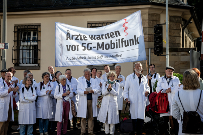 25 Ärzte auf dem Weg zum Staatsministerium. © Julian Rettig / diagnose:funk