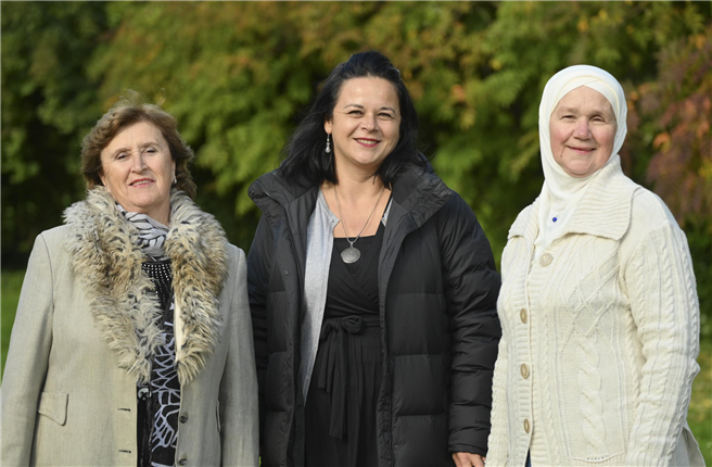 Stellvertretend für die Frauen des Ortes nahm eine dreiköpfige Delegation den Preis entgegen: Medina Zukan, Maida Bilal und Ahmi? (v.l.n.r.) © Gerald Jarausch